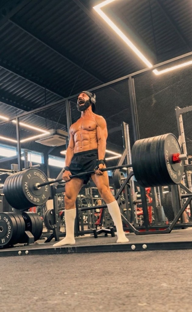 Navid Moravej lifting, front view